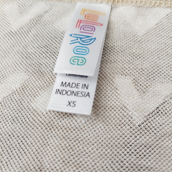 NWT LulaRoe Classic T Aztec Geometric Top Short Sleeve XS - Picture 4 of 6